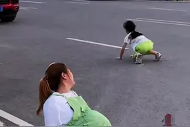 妈妈突然肚子疼要生了，小女孩跪地救母 这一刻感动了无数人！#感人一幕
