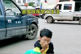 #残疾人的生活记录 他是云南的张文新天生残疾，如今是四个孩子的爸爸，他也努力坚强的分担各种家务，是我们励志学习的榜样，他常说上天为他关了一扇门，也为他打开了一扇窗……#传递正能量让世界充满爱 #为这位伟大坚强的父亲点赞👍👍视频封面