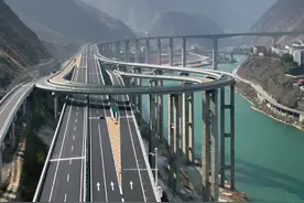 乐汉高速的乌史大桥，世界第一深埋隧道出口。