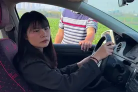 乡村窄路女司机再现经典单边桥会车技术，没想到现在的女司机技术都这么好了，这操作没得个一年半载是练不出来的#专业动作请勿模仿 #女司机