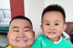 我很久以前就关注豪豪了，也是豪豪的一名粉丝，上次来北京时就没能进到病房里，这次豪豪入仓了，一定要替大家去看看孩子，因为有很多家人们都在关心豪豪，都会越来越好的。@豪豪在努力呀