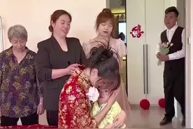 二婚妈妈今日即将远嫁，忍痛和孩子做最后的分别，没想到新郎转身这一抱，抱出了男人的担当，爱她就要包容她的一切，网友：新娘这次嫁对人了！#新婚现场 #感动瞬间视频封面