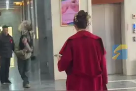 2月25日，山东滨州，女子订婚宴上八年好友惊喜现身，俩人见面的这一幕太戳了…你人生的每一个重要时刻我都不会错过！#闺蜜结婚了 #最好的朋友结婚了 #点赞山东视频封面