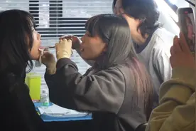 徒弟小雨第一次实操舌钉 手把手教学 慢慢进步 #人体穿刺 #穿孔