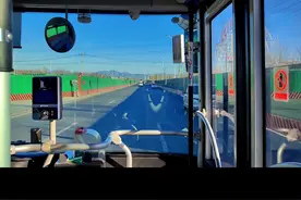 #纪念空军18师54团“霹雳大队”高长吉高空高速情#况下首次击落国民党飞机60周年。 1965年,3月18日空军18师54团飞行员高长吉竟不顾伟人的禁令,直接击落越 界挑衅的敌机,谁料,这竟让空军领导犯了难,然而, 当伟人得知后,当即批示:拘泥于条条框框而畏首畏尾, 怎能打胜仗呢?（红色文化网）六十年前的今天驾驶超音速战机在超音速状况下击落超音速敌机这一空前绝后创造历史奇迹的功勋，同时也怀念我们在航空兵十八师锤炼青春、保家卫国的经历。虽然我们已年过古稀，但“霹雳精神”永存！（袁陆军）