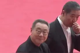 #范伟 #张国立 出席北京国际电影节闭幕式红毯，很多人说范伟离开了赵本山什么都不是，可他却凭借精湛演技勇夺影帝，在影坛上大放异彩，真正的实力派👍#北京国际电影节视频封面