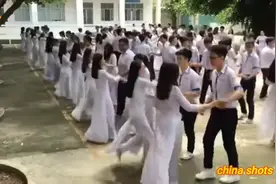 越南高中女生漂亮的奥黛校服#上热门 #校园生活 #看窗外的世界视频封面