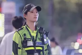 步行街的人流啊，什么时候可以让小姐姐下班呢#最美女交警#守护平安 #又美又飒视频封面