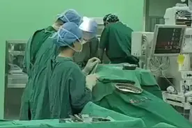 手术室里有这样一类人，即使我们大汗淋漓，不敢懈怠，他们却悠闲自在，我们看到也不会眼红，因为他们一旦忙起来，才是可怕的事情#手术室日常 #手术室你不知道的事 #麻醉师视频封面