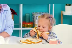 时尚辣妈带娃全靠“套路”，孩子越”坑“越聪明！视频封面