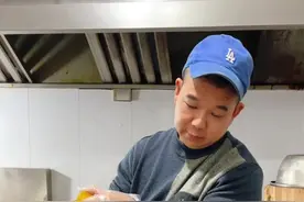 分享大锅菜《炒河粉》的小窍门，先将河粉调味上汽蒸6分钟，回锅简单易炒，不碎不粘，味道好，颜色好看。#炒河粉#今日美食分享#美味下饭菜#美食教程#我的厨房日记