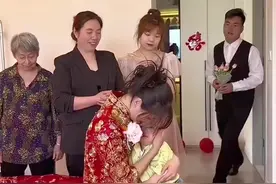 二婚妈妈今日即将远嫁，忍痛和孩子做最后的分别，没想到新郎转身这一抱，抱出了男人的担当，爱她就要包容她的一切，网友：新娘这次嫁对人了！#感动瞬间视频封面