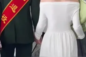 女孩在出站口手捧鲜花接退伍男友，相见时两人一路小跑紧紧相拥。网友：双向奔赴的爱情让人羡慕#双向奔赴 #退伍季女友接站视频封面