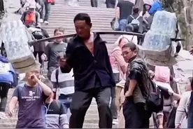 泰山“挑山工”靠自己的肩膀，不仅扛起家庭，还服务了整个泰山，都说泰山石硬，他们的肩膀更硬@#泰山 #挑山工#男人累了可不可以哭视频封面