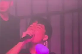 #周杰伦2024南京演唱会 Day1首场点歌赢麻了“杰伦可不可以给库里球衣签个名，你老婆喜欢他！”声音唱到沙哑的19岁小哥哥成功获得杰伦哥现场亲笔签名点歌#搁浅#一开口就是全场大合唱#一起去见周杰伦#2024年一定要去看场演唱会视频封面