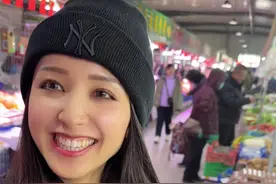 日本媳妇冬天也想吃西瓜 #日本媳妇 #外国人在中国 #外国人吃中国美食 #西瓜 #回家过年视频封面