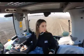 机械狂魔德国，自动化拖拉机犁地~小姐姐轻松驾驭~#农业机械视频封面