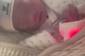 大家好，这是我们家双胞胎女儿当时刚出生的时候，由于早产一个多月，一个3.8斤，一个4.4斤，宝宝生下来就转去其他医院的保温箱了。现在终于到了足月儿的体重了，一切平安！谢谢大家的关心！#刚刚出生的小宝宝