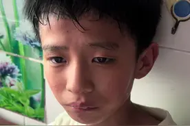 关于前天的一个作品，两特殊孩子回老家误喝了奶奶用可乐瓶装的m油，感谢大家对孩子们的关心，小宝在重 Z 监护，大宝没有吸到肺部拿 yao 在家观察，其实从开始到现在我一句话都没怪过奶奶，两个孩子是特殊孩子有睡眠障碍，三点多才睡，第二天，午休时频繁开门开上厕所，只因最后一次没跟出来，导致两个宝贝就误食了这个，我当时很无助，奶奶很自责放心不下跟着我带孩子一块到 y院#特殊孩子的生活日常  #抖音小助手dou上热门