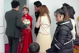 二婚妈妈今日即将远嫁，忍痛和孩子做最后的分别，没想到新郎转身这一抱，抱出了男人的担当，爱她就要包容她的一切，网友：新娘这次嫁对人了！#感动瞬间视频封面