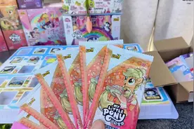 玩三次洞洞乐中两次大奖!？真棒! #小马宝莉卡片 #拆卡