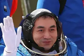 首位在轨超一年的航天员#人物故事 #叶光富 #航天员回地球的第一顿饭 #神十八与空间站组合体成功分离 #宇航员视频封面