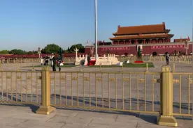 向天安门广场站岗的武警小战士敬礼👍👍👍