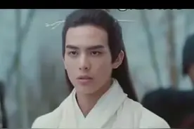 #为什么我觉得他不如王鹤棣此沙敖瑞鹏帅 #审美分析 #需要审美到真人外貌条件 #红毯 #红毯秀 宋威龙他是三档脸型苹果脸型，所以古装不适合他，他额骨平狭窄脸型不流畅所以需要挡半张脸发型修饰缺陷，身材比例非常一般，身高不算很高大个子，服装造型穿增高鞋发型可以修饰的，虽然他自报185比自报186多的敖瑞鹏是要矮很多净高的，骨架差距好多个级别，所以他们合作没有一张并肩平面全身照的，只有一张并肩半身照平面比敖瑞鹏矮不少而且宋威龙穿的是增高战靴敖瑞鹏是平底鞋，你们看体型骨架差距感觉绝对不是差距1厘米多点净高，敖瑞鹏颜值身材身高都是在宋威龙之上，但是因为1.8➕级别其实没有1.7➕级别收欢迎，因为太高了对比其他女星她们小土豆穿增高鞋还矮太多了，很多女生问我为什么国内男星走红毯比韩星差距气质气场太多了，因为第一韩星普遍高大个子第二韩星不穿增高鞋走红毯的因为他们虚报身高普遍5..6厘米统一标准，敖瑞鹏虚报得少和韩星一个水平虚报身高其他很多普遍虚报15厘米左右为主，老牌虚报10左右为主，宋威龙战靴增高，红毯上是前鞋底3厘米这种➕中帮内增高鞋，后面是高帮鞋增高，身材身高差距韩星大所以走红毯现场走不出来韩星的气场气质放弃增高鞋又个子不是很高了，所以他没有高大的感觉，因为他真实净高不是很高大个子，增高鞋就高了，真实净高1.7左右的比175以上的收欢迎很多女星眼里粉丝眼里，因为普遍女生1.4➕1.5➕为主，1.6➕也可以驾驭，因为在小土豆眼里1.7➕就是1.8➕，加上有增高鞋提升身高，增高太多第一重鞋子第二走路有点怪怪的感觉，刘畅是真实净高182所以走红毯穿平底鞋也比张凌赫厚底鞋高很多，所以他走红毯气场气质很强大。