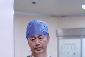 外国病人来中国求医，说明我们医院和我们国家实力的强大。 #医者仁心 #脊柱侧弯 #医学科普仅供参考如有不适请线下就医 #儿童健康 #门诊日常视频封面