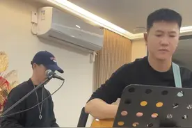 即兴表演。 曾经在人生最艰难时刻，也曾想拿着吉他去大街上十元一首歌卖唱养家，人嘛，为了生活，总要把面子放下，放下面子是为了特来更有面子。#自弹自唱 #音乐现场 #吉他 #即兴演奏 #唱歌给你听 @刘姑娘 @洪年视频封面