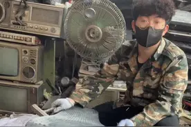 终于可以实现小时候的想法了 电视机里的人呢！#收废品 #电视机 #拆解 #解压 #老电视视频封面