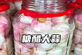 糖醋大蒜怎样腌？这是我做了二十多年的比例，10斤蒜5斤水2两盐2斤冰糖3斤白醋#糖醋蒜 #紫皮大蒜 #糖醋大蒜视频封面