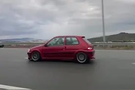 标致106GTi 搭载一台1.6L 16V汽油发动机，120匹马力，自重950千克，最高时速205km/h，零百加速8.5秒，于2001年生产上市。#性能车 #小钢炮 #jdm #老车 #标致