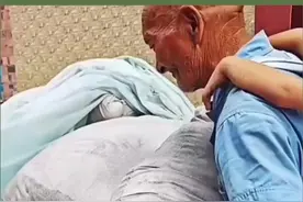 78岁老人背着孩子在工地上搬水泥，虽然很辛苦，但为了孩子，他只能坚持！#感动 #感恩 #正能量视频封面