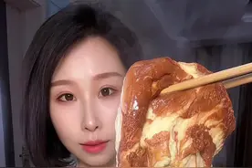 拉丝油面包 旺仔牛奶泡面包 #面包泡奶 #老式拉丝大面包 #抖音美食推荐官 #一口下去超满足 #就问你们馋不馋就完了