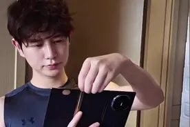 “三折叠怎么折都有面”#童锦程 #华为三折叠手机