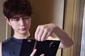 “三折叠怎么折都有面”#童锦程 #华为三折叠手机