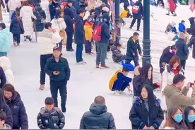 #旅行推荐官 2024年12月23日清晨，武汉迎来今年入冬以来的第一场雪.开始期待汉口江滩的天然滑雪场啦！#武汉下雪 #汉口江滩 #这才是冬天滑雪该有的样子 #雪地里撒欢