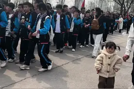 暖心的一幕，两岁妹妹跟着哥哥去参加学校活动，哥哥的举动瞬间感动了所有人，老是问妹妹累不累，其实哥哥已经够累了，不顾自己的累辛苦，省怕累着妹妹，一路上抱几次妹妹，真是满眼里都是妹妹的哥哥，让同学都羡慕了#慢慢长大慢慢爱你 #记录你的点点滴滴视频封面