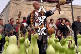 执杖走天涯的山西籍“十八罗汉”张学仁也来山东聊城葫芦节了，他说：他很喜欢聊城这座水上古城！！！#聊城 #文化旅游