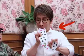 #魔术教学 #娱乐 #看懂的都是高手 刘谦嘴里吐出牌，终于破解了