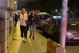 纸箱飞出个大蝴蝶#街头恶搞 #恶作剧 #恶搞 #整蛊 #老外恶搞视频封面