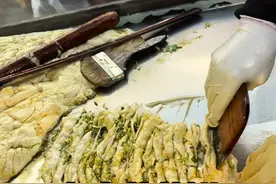 吕梁特色美食《胡麻油葱花饼》，这是我吃过葱花最多的葱花饼#地方特色美食 #人间烟火 #路边摊美味 #打卡街边美食视频封面