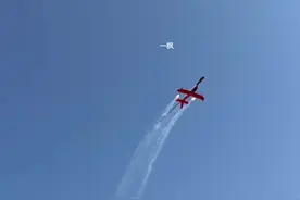 窜天猴飞机 #过年 放窜天猴烟花视频封面