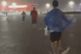 在天安门看升旗，竟偶遇大雨🌧️。然而，雨中的升旗仪式