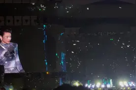 小鬼这个男人唱情歌太蛊了#小鬼王琳凯 #现场版live #音乐节视频封面