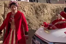 新娘结婚走路带风霸气侧漏，“看，这个男人让我娶回来了”。网友:这气势像打了胜仗的将军一样视频封面