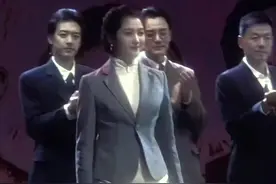 好多人说关晓彤穿衣服不性感 因为她一身正气。#演出现场 #关晓彤 #话剧 #舞台剧 #抗战中的文艺视频封面
