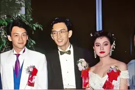 这是九十年代，28岁的吴启华在自己的婚礼上留下的合影，合影中新娘穿着婚纱站在吴启华身前，新娘名叫瓦林特拉是泰国富商之女，不仅出身豪门颜值也非常高，而站在吴启华左边穿着白色西装的则是吴启华的哥哥吴启明，兄弟俩长的非常的像，今后在弟弟的影响下，吴启明也进入娱乐圈成为了一名演员，婚后吴启华告别了娱乐圈专心成为了豪门女婿，可惜好景不长，两人最终还是在1995年选择了离婚，离婚后吴启华重新复出干回了老本行，再次签约无线成为了演员#明星故事#娱乐圈#人物故事#美女#名人故事视频封面