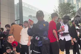 库存，五一D1外场马克九变身#萤火虫漫展 #卡面来打 #漫展现场视频封面